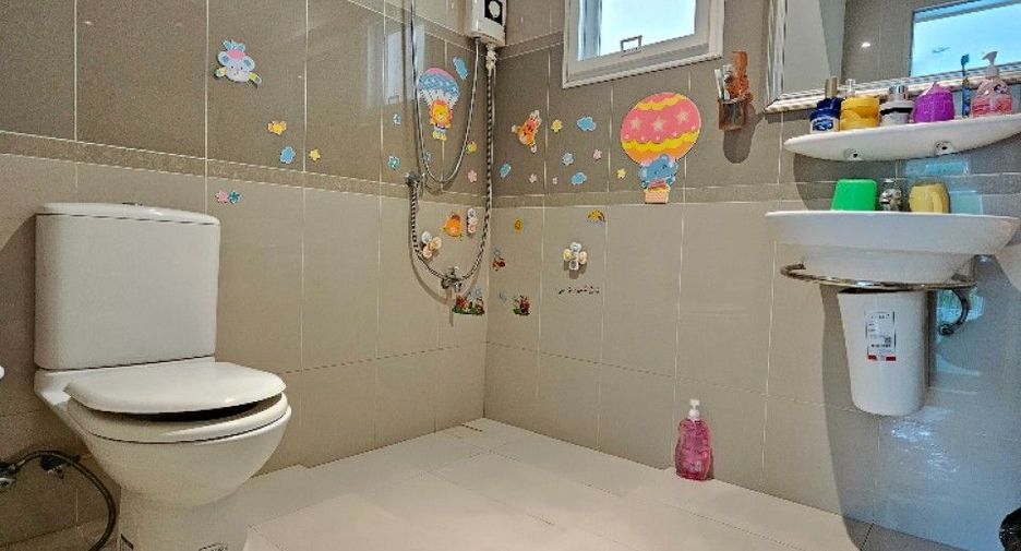 For sale 4 bedrooms house in Mueang Chon Buri, Chonburi