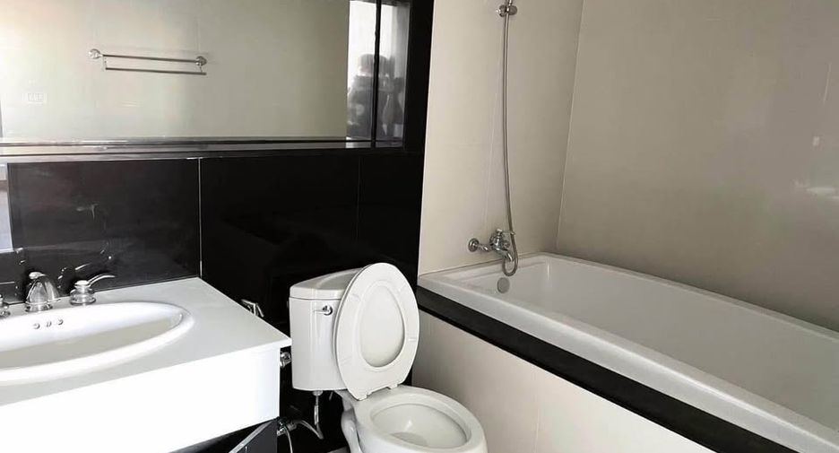 For rent 3 bedrooms condo in Pathum Wan, Bangkok