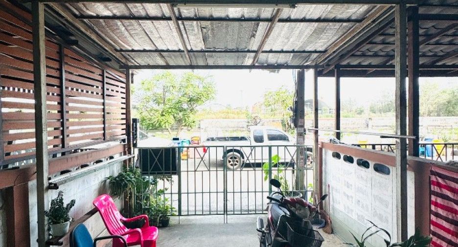 For sale 2 bedrooms townhouse in Mueang Samut Prakan, Samut Prakan