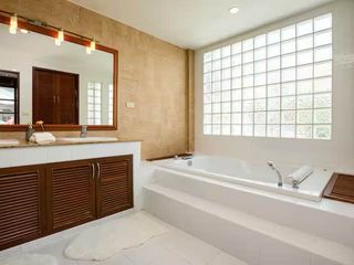 Reihenhaus zur Miete und zum Kauf mit 4 Zimmer in Watthana, Bangkok