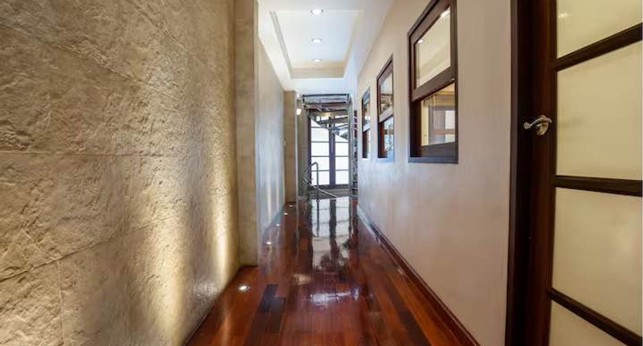 For rent and for sale 4 bedrooms townhouse in Watthana, Bangkok