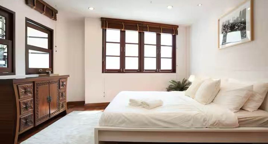 For rent and for sale 4 bedrooms townhouse in Watthana, Bangkok