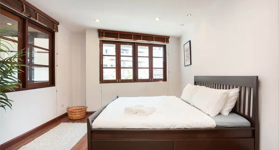 For rent and for sale 4 bedrooms townhouse in Watthana, Bangkok