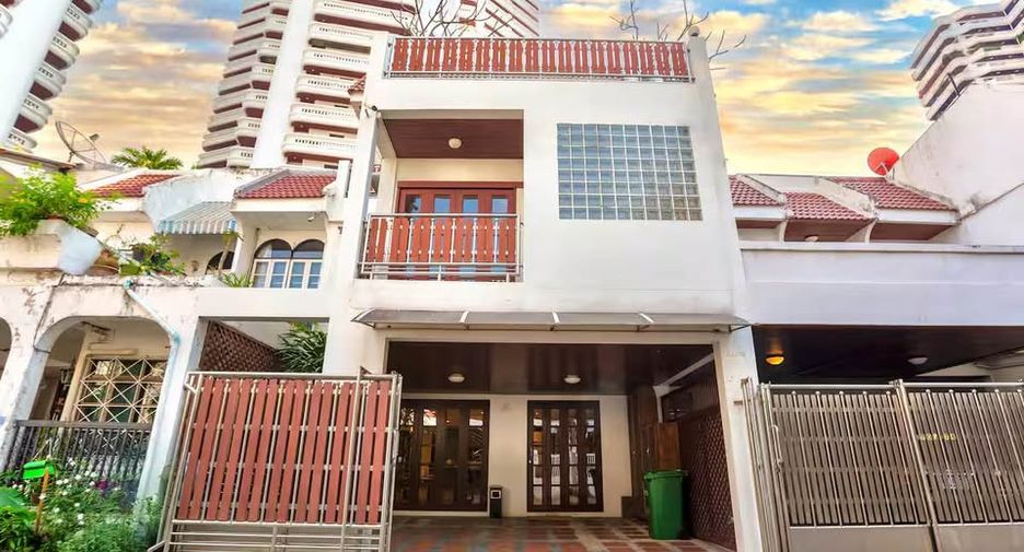For rent and for sale 4 bedrooms townhouse in Watthana, Bangkok