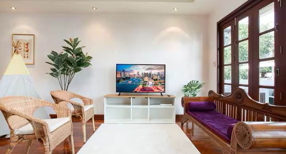 For rent and for sale 4 bedrooms townhouse in Watthana, Bangkok