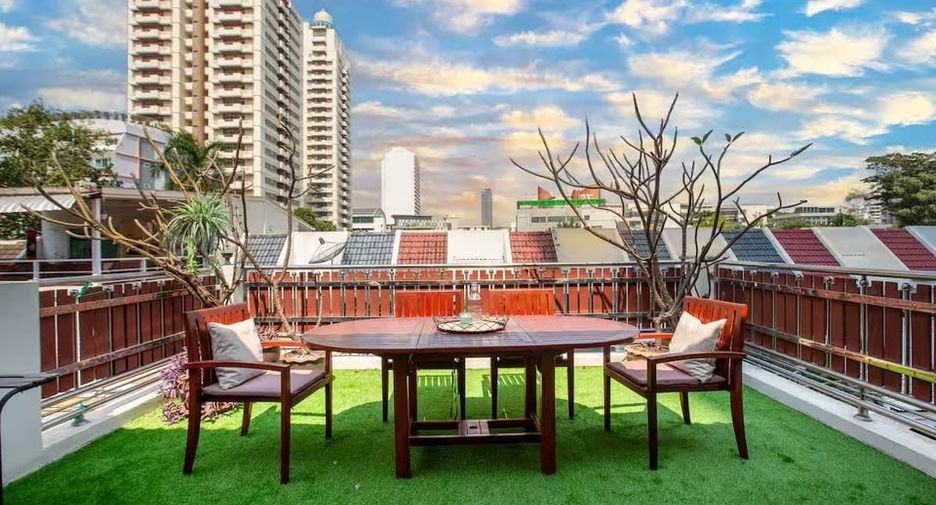 For rent and for sale 4 bedrooms townhouse in Watthana, Bangkok