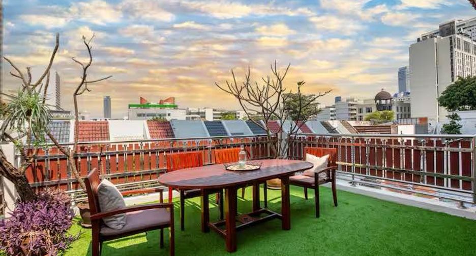 For rent and for sale 4 bedrooms townhouse in Watthana, Bangkok
