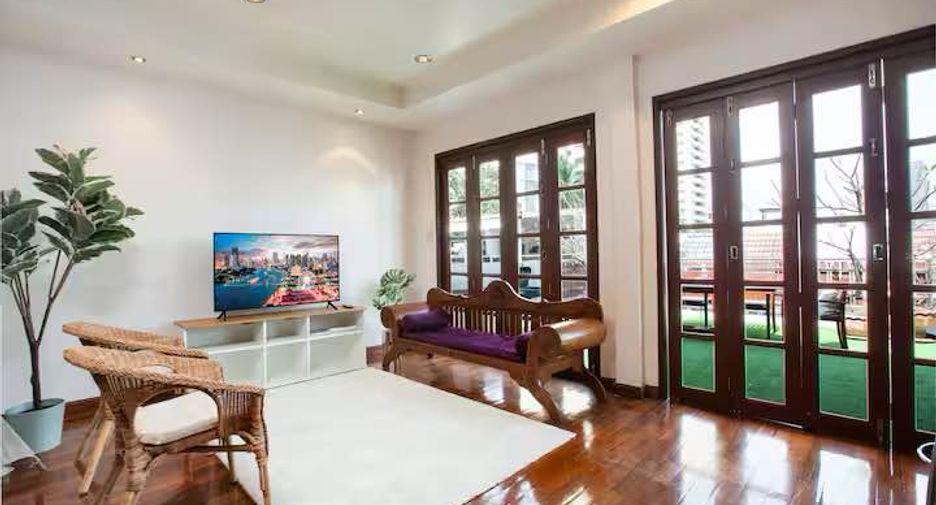 For rent and for sale 4 bedrooms townhouse in Watthana, Bangkok