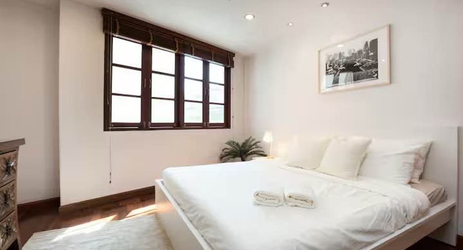 For rent and for sale 4 bedrooms townhouse in Watthana, Bangkok