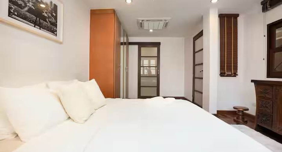 For rent and for sale 4 bedrooms townhouse in Watthana, Bangkok