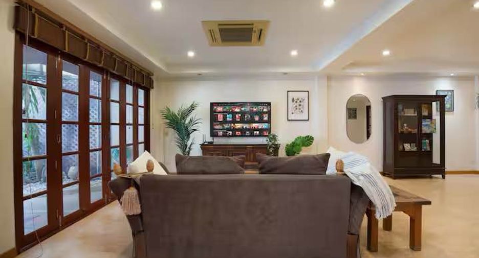 For rent and for sale 4 bedrooms townhouse in Watthana, Bangkok