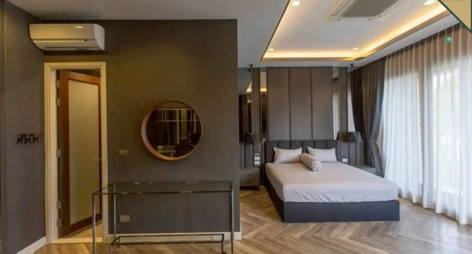 À louer 4 chambres maison à Lat Phrao, Bangkok