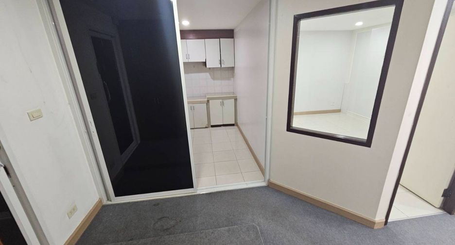 For rent 2 bedrooms condo in Phra Khanong, Bangkok