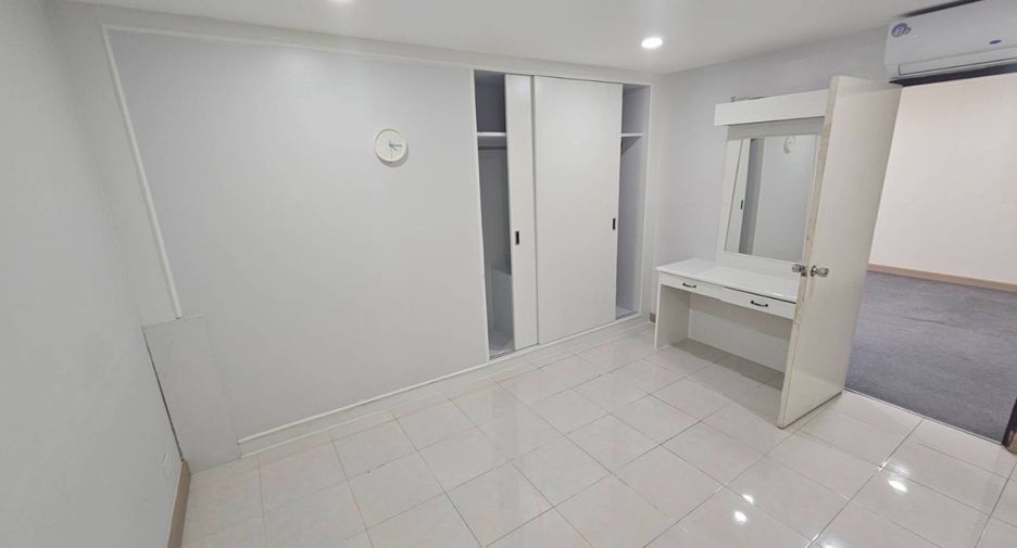For rent 2 bedrooms condo in Phra Khanong, Bangkok