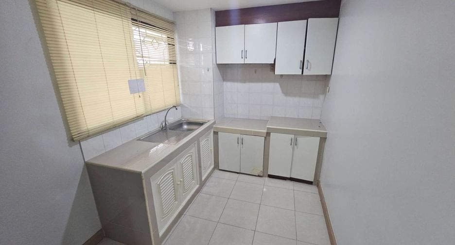For rent 2 bedrooms condo in Phra Khanong, Bangkok