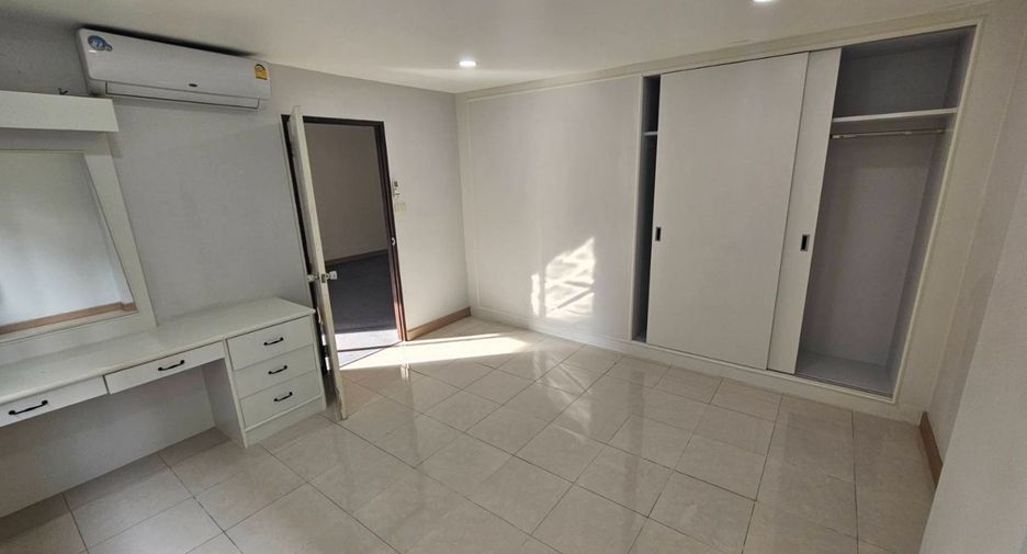 For rent 2 bedrooms condo in Phra Khanong, Bangkok