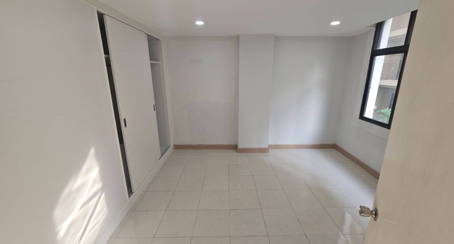 For rent 2 bedrooms condo in Phra Khanong, Bangkok