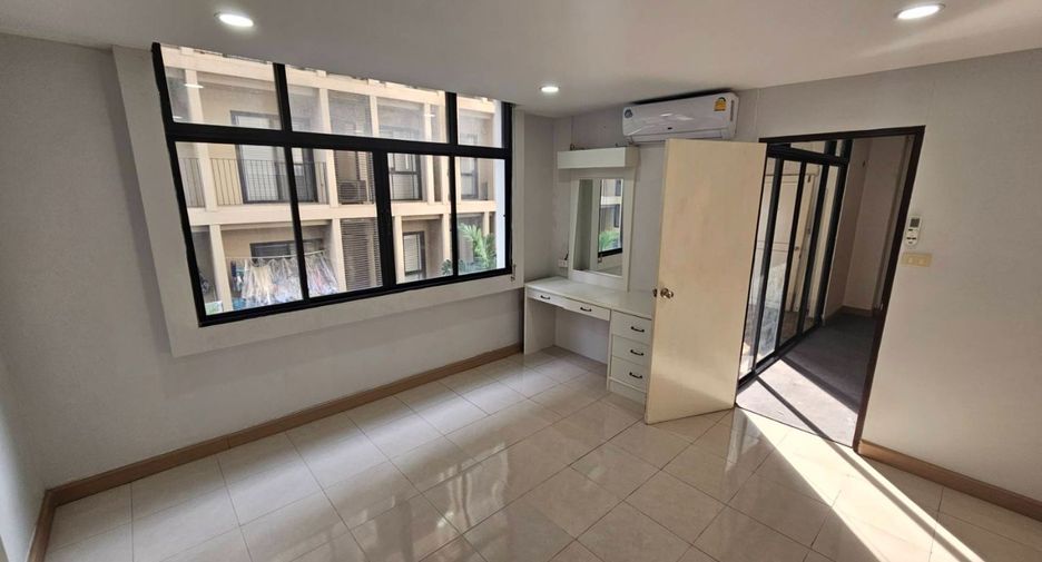 For rent 2 bedrooms condo in Phra Khanong, Bangkok