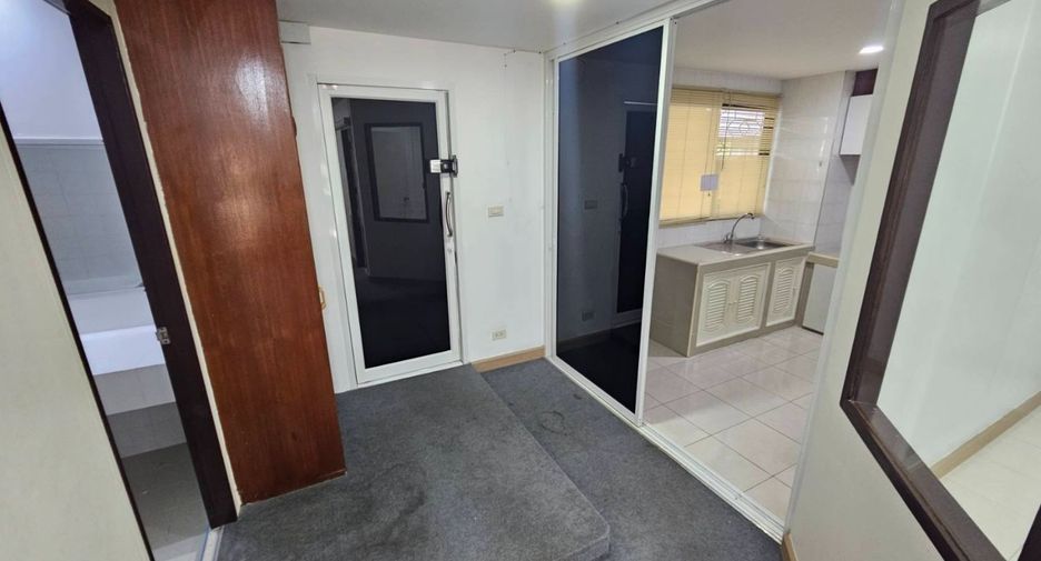 For rent 2 bedrooms condo in Phra Khanong, Bangkok