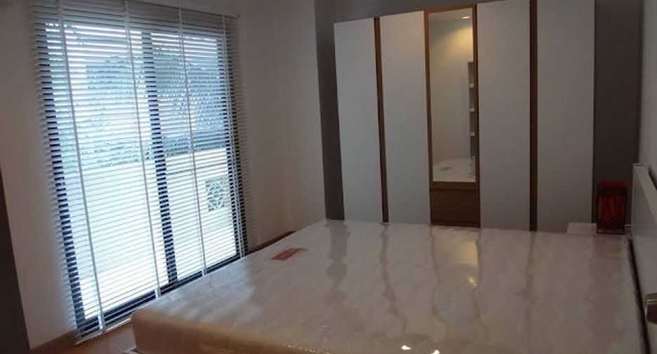 For rent 2 bedrooms condo in Bang Rak, Bangkok