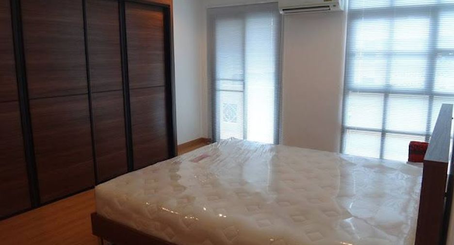 For rent 2 bedrooms condo in Bang Rak, Bangkok