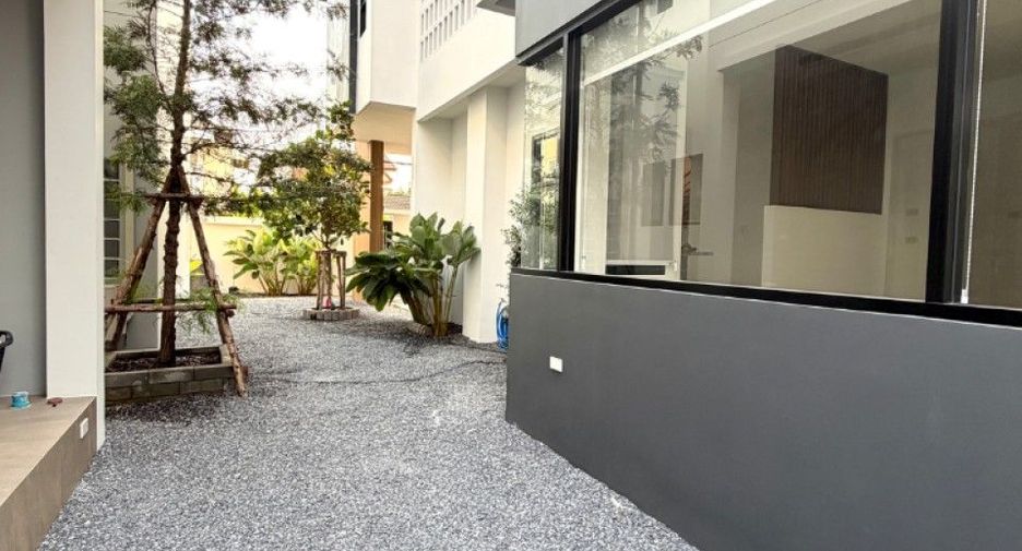 For sale 6 bedrooms house in Khlong Toei, Bangkok