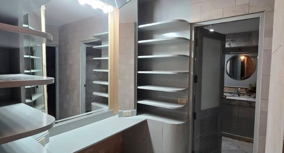 Wohnung zur Miete mit 3 Zimmer in Pathum Wan, Bangkok