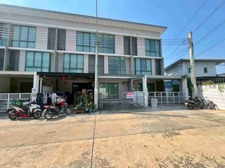 Casa adosada en venta de 3 habitaciones en Lat Krabang, Bangkok