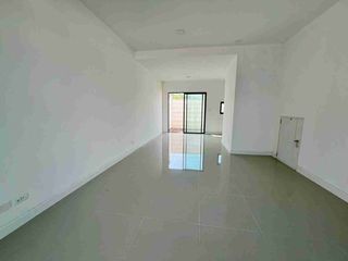 Casa adosada en venta de 3 habitaciones en Lat Krabang, Bangkok