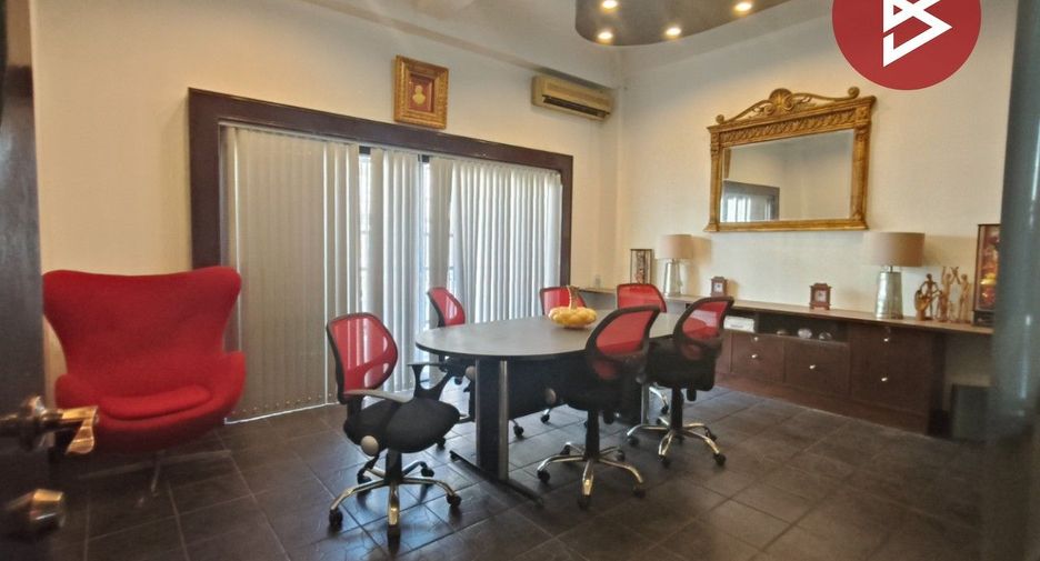 For sale 4 bedrooms townhouse in Wang Thonglang, Bangkok