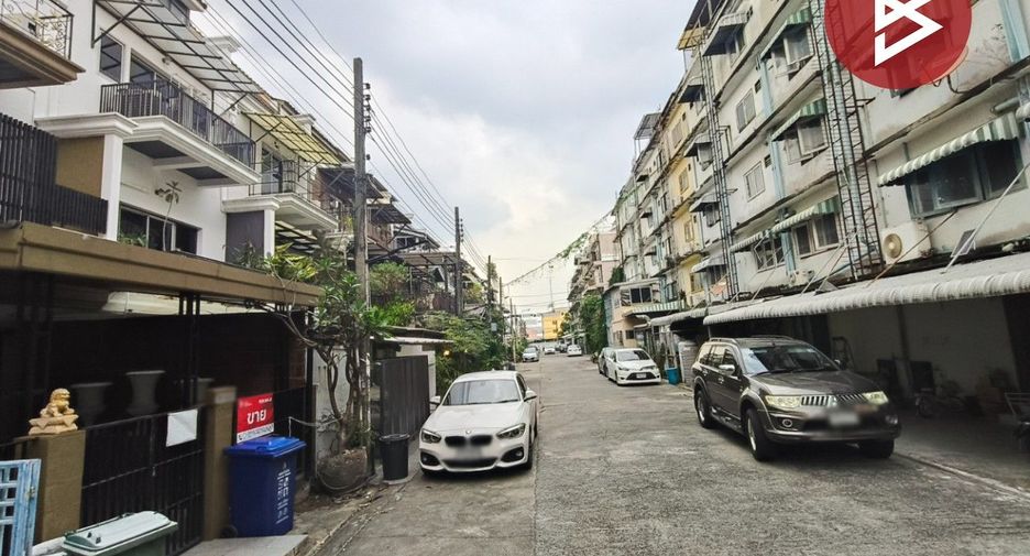 For sale 4 bedrooms townhouse in Wang Thonglang, Bangkok