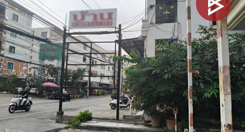 For sale 4 bedrooms townhouse in Wang Thonglang, Bangkok