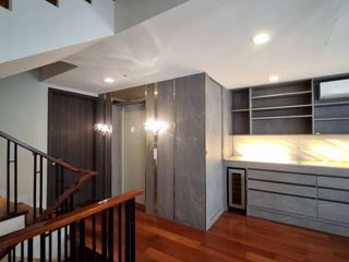 Casa adosada en alquiler y en venta de 4 habitaciones en Watthana, Bangkok