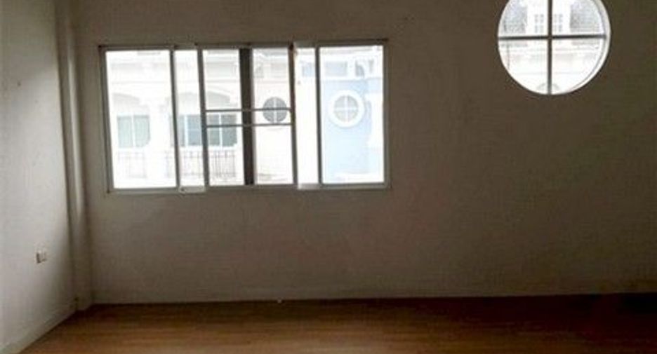 For sale 1 bed townhouse in Lat Krabang, Bangkok