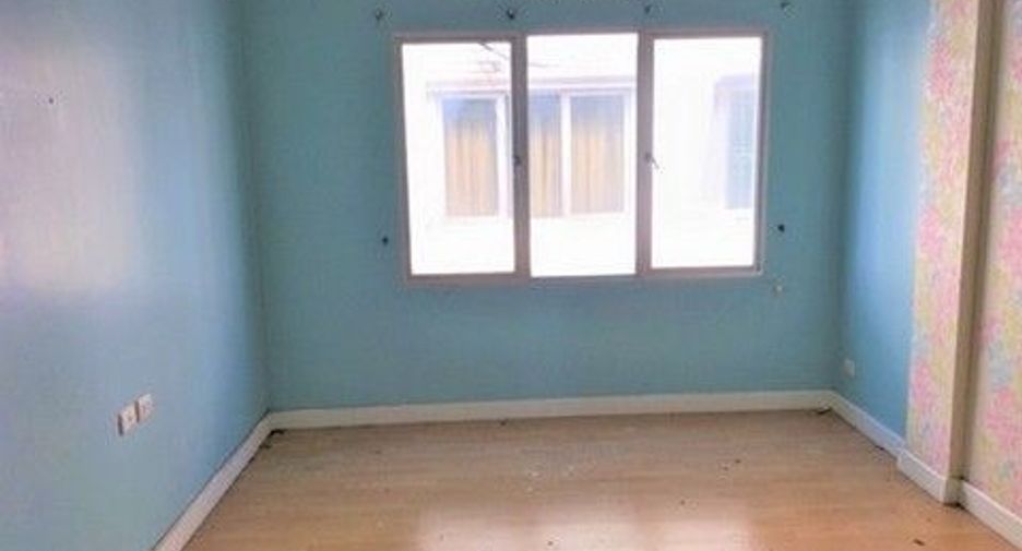 For sale 1 bed townhouse in Lat Krabang, Bangkok