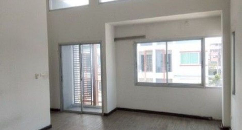 For sale 1 bed townhouse in Lat Krabang, Bangkok