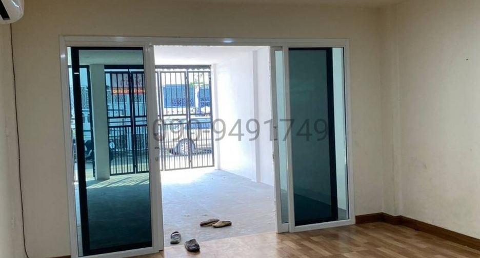 For rent 3 bedrooms townhouse in Don Mueang, Bangkok
