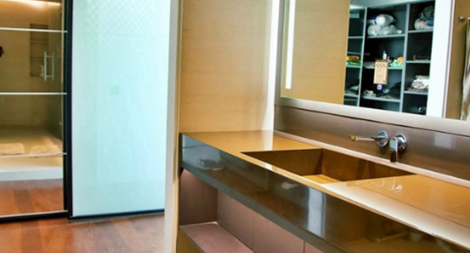 For sale 4 bedrooms condo in Watthana, Bangkok
