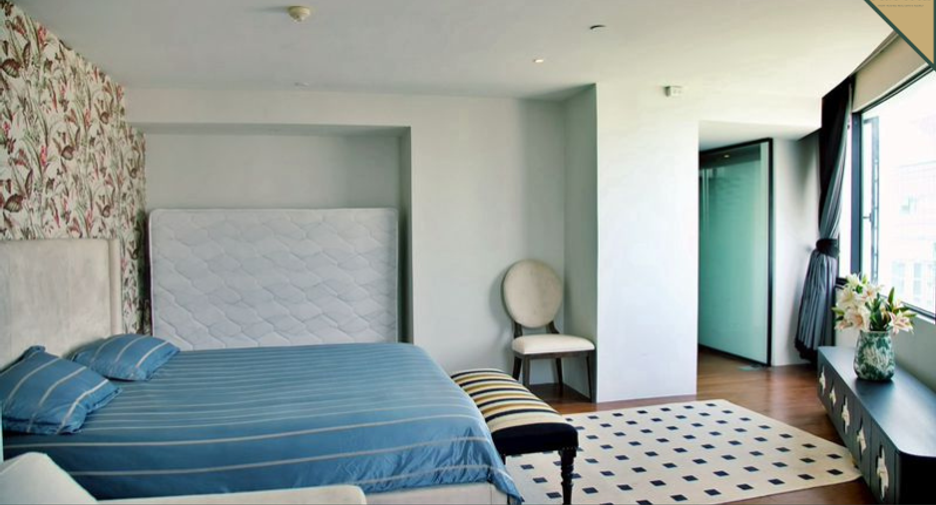 For sale 4 bedrooms condo in Watthana, Bangkok