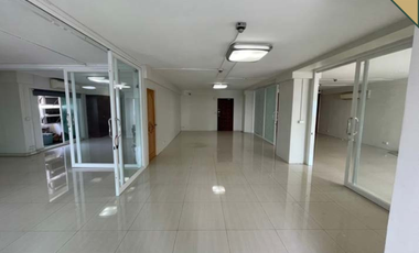 Condo en alquiler y en venta de 3 habitaciones en Bang Rak, Bangkok