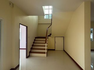 Casa adosada en venta de 4 habitaciones en Mueang Rayong, Rayong