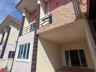 Casa adosada en venta de 4 habitaciones en Mueang Rayong, Rayong