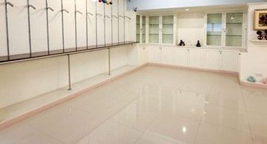 For rent 1 bed retail Space in Khlong Toei, Bangkok