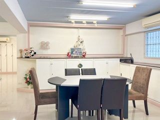 Аренда 1 кровать торговое помещение в Кхлонг Тоеи, Бангкок