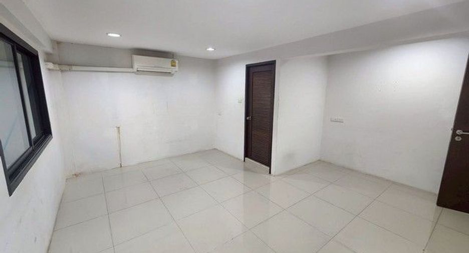 For rent 4 bedrooms office in Khlong Toei, Bangkok