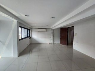 出租 4 卧室 办公室 在 Khlong Toei, 曼谷
