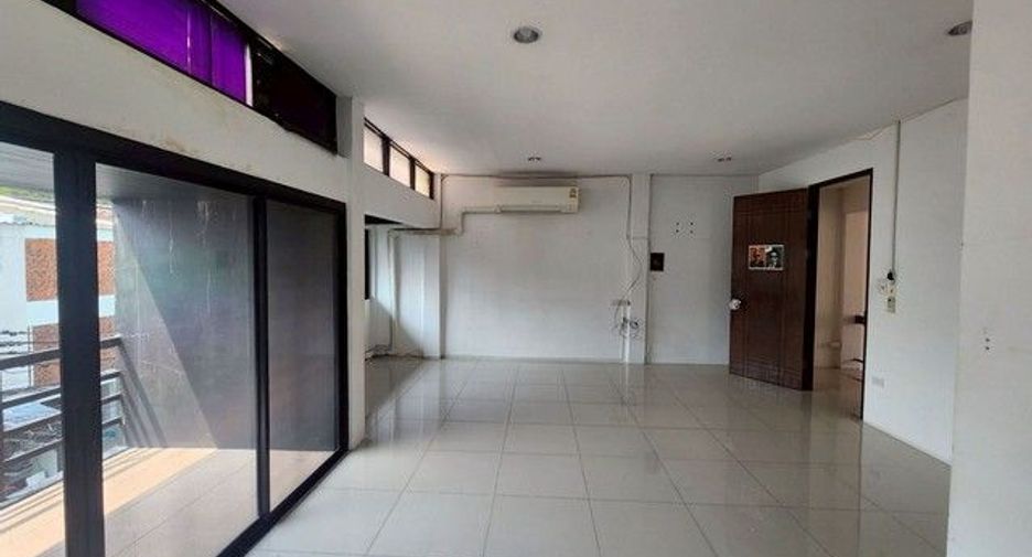 For rent 4 bedrooms office in Khlong Toei, Bangkok