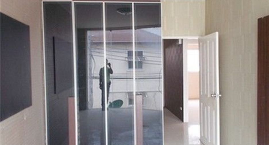 For sale 1 bed townhouse in Lat Krabang, Bangkok