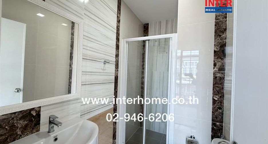 For sale 4 bedrooms townhouse in Bangkok Noi, Bangkok