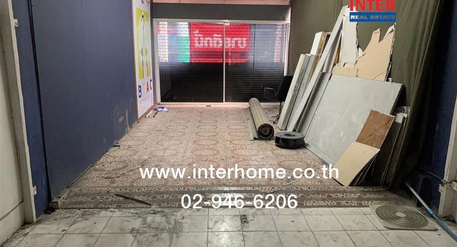 For sale 4 bedrooms retail Space in Khan Na Yao, Bangkok